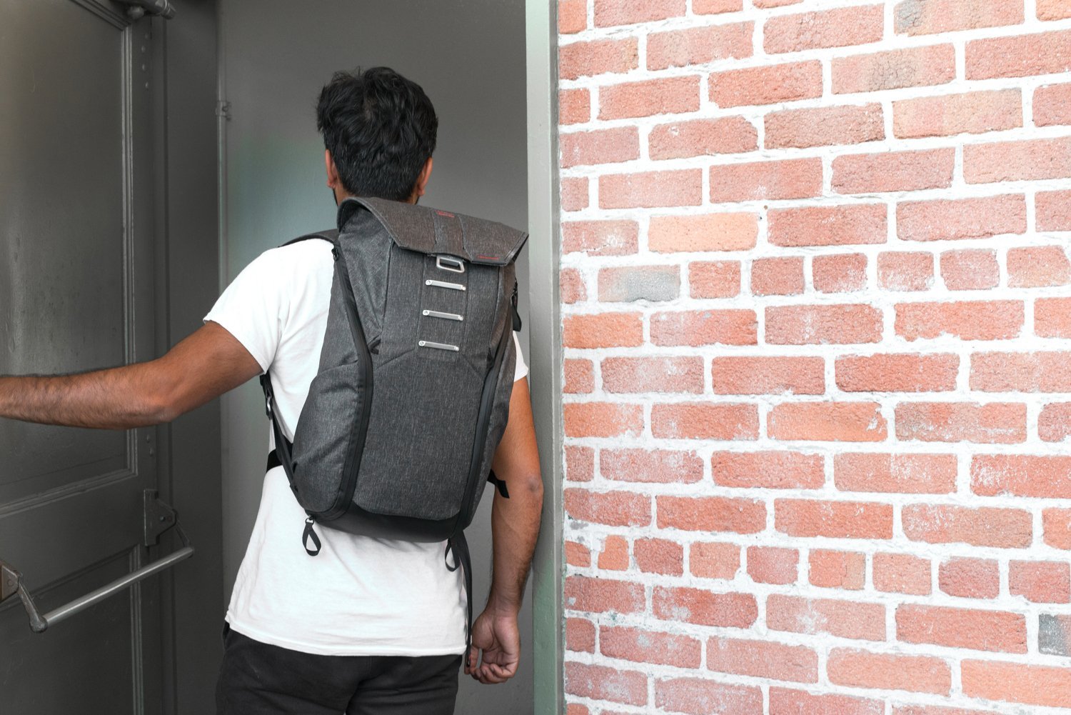 Sac peak design backpack everyday rempli