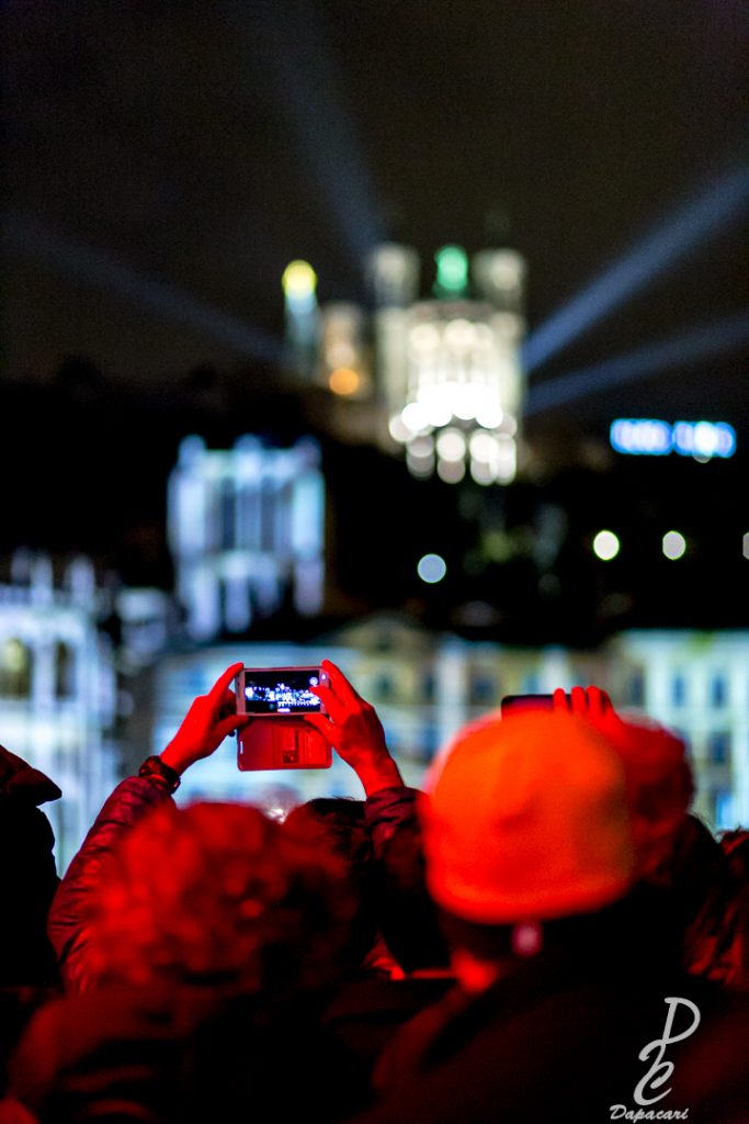 quai de saone vue et mise au point sur un portable entrain de photographier la fête des lumières de lyon 2018 fourvière flou