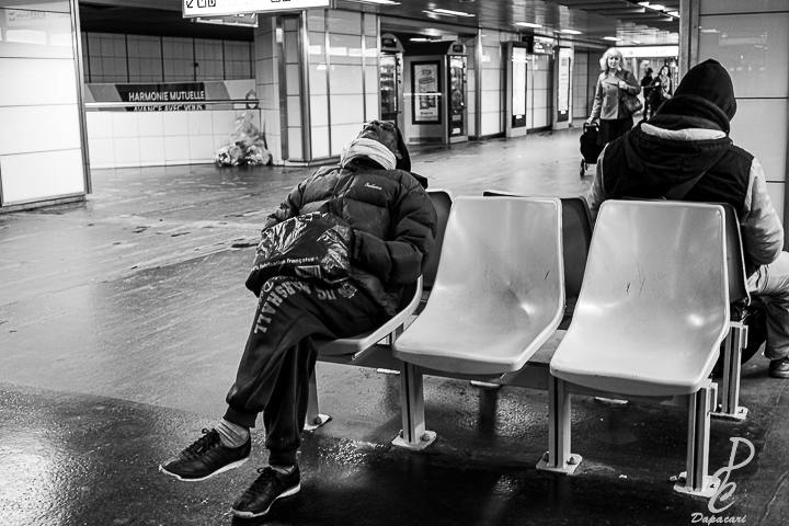 street photo dans le métro Lyonnais quelqu'un dort sur une chaise